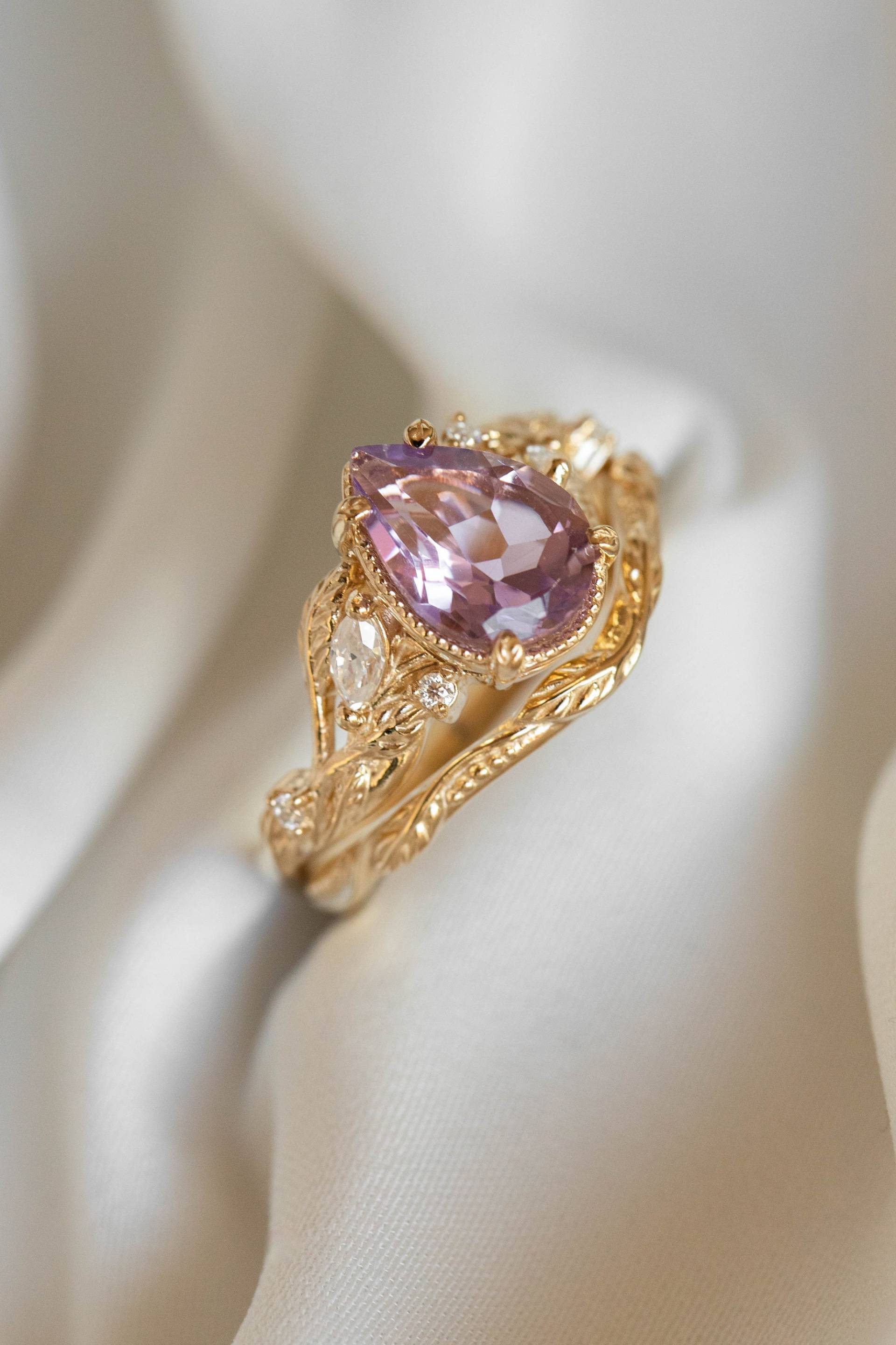 Natürlicher Amethyst Verlobungsring Set, Lavendel Ring Mit Gold Und Diamanten Blätter Blatt Chevron Ehering, 14K Oder 18K von EdenGardenJewelry