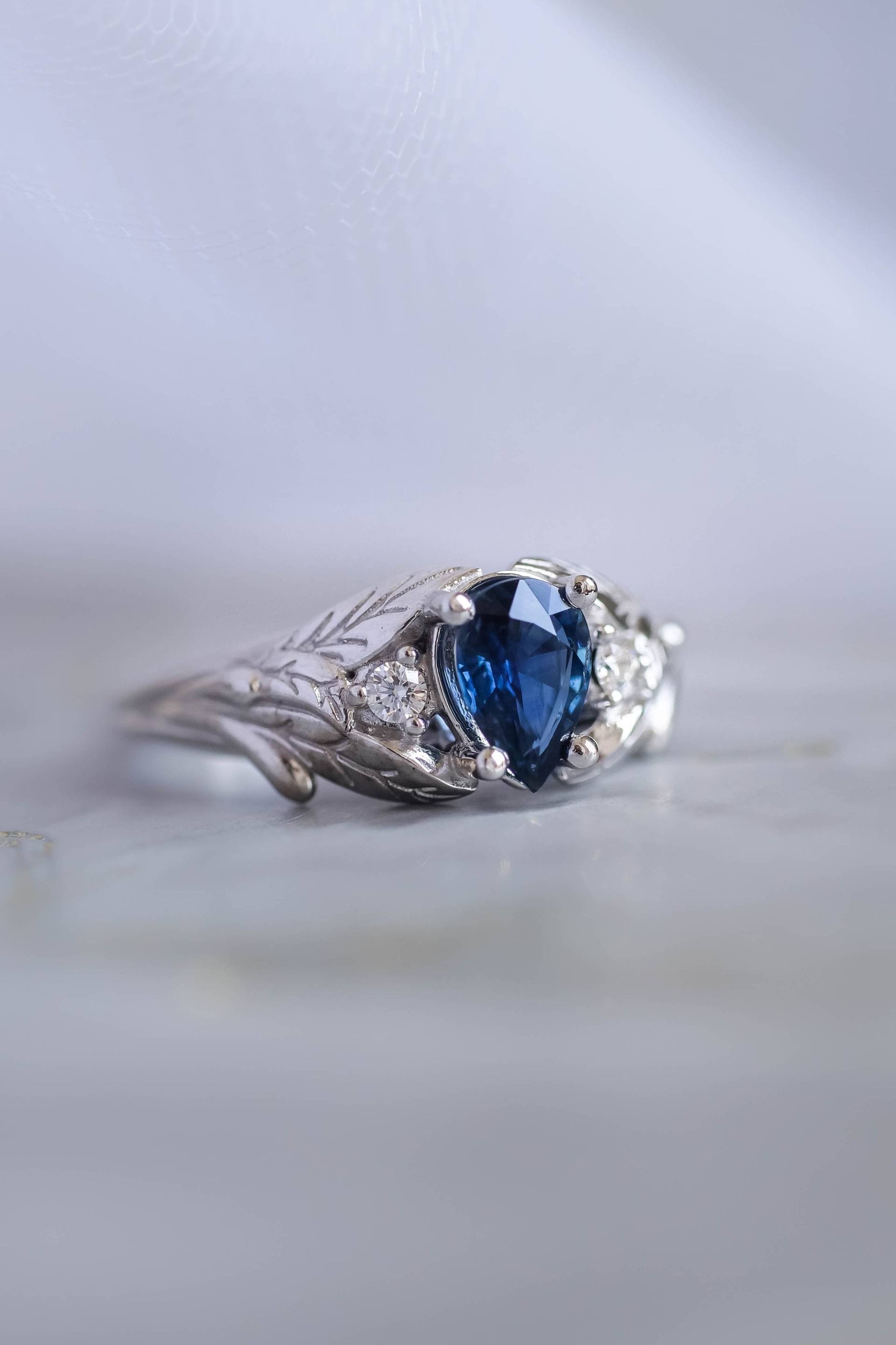 Natürlicher Blauer Saphir Verlobungsring, Blattgold Ring, Diamant Versprechen Ring in 14K Oder 18K Gold, Alternative Natur Inspirierter Ehering von EdenGardenJewelry