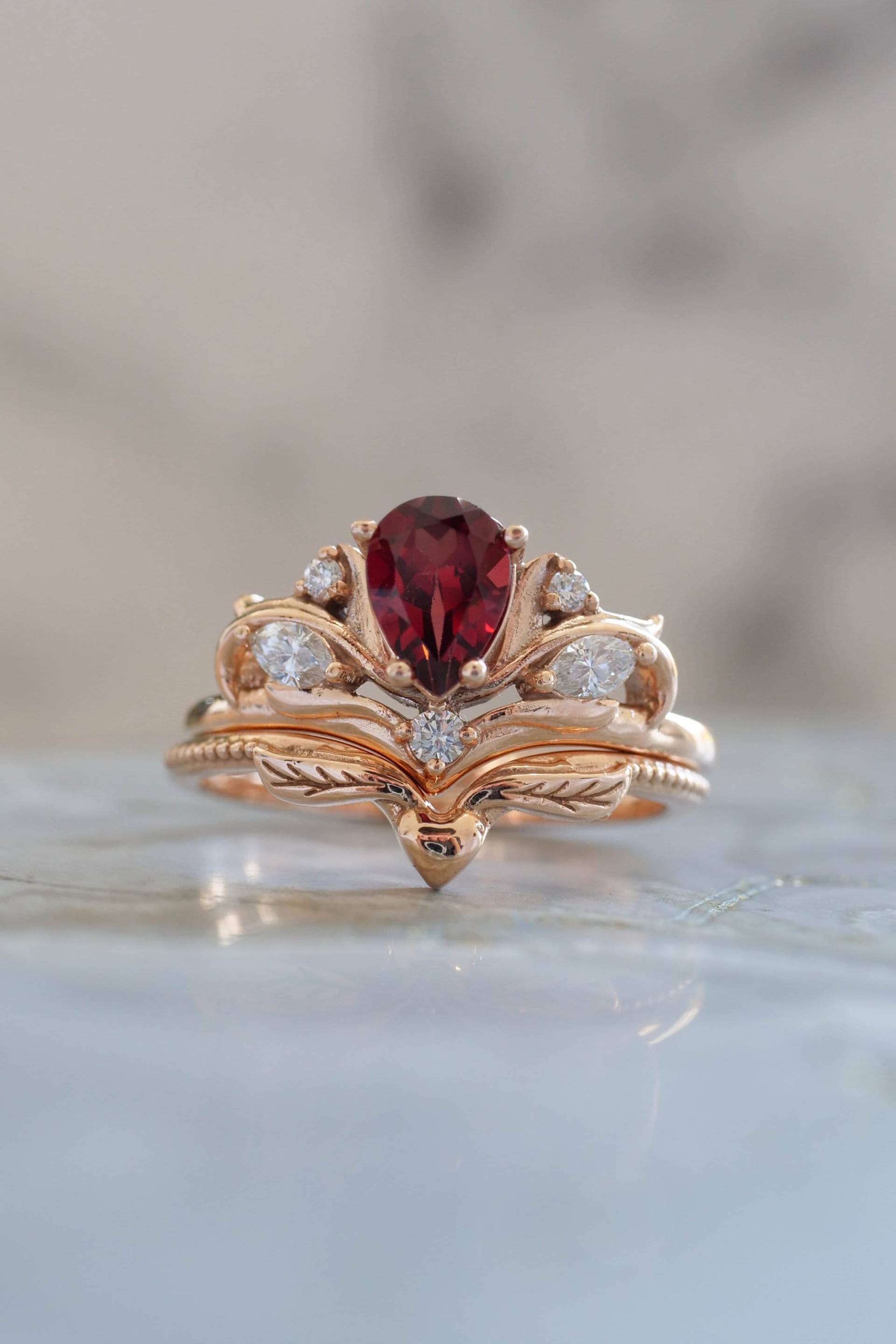 Natürlicher Granat Ehering Set, Seite Diamanten Roter Verlobungsring Und Blatt Chevron in 14K Oder 18K Gold von EdenGardenJewelry