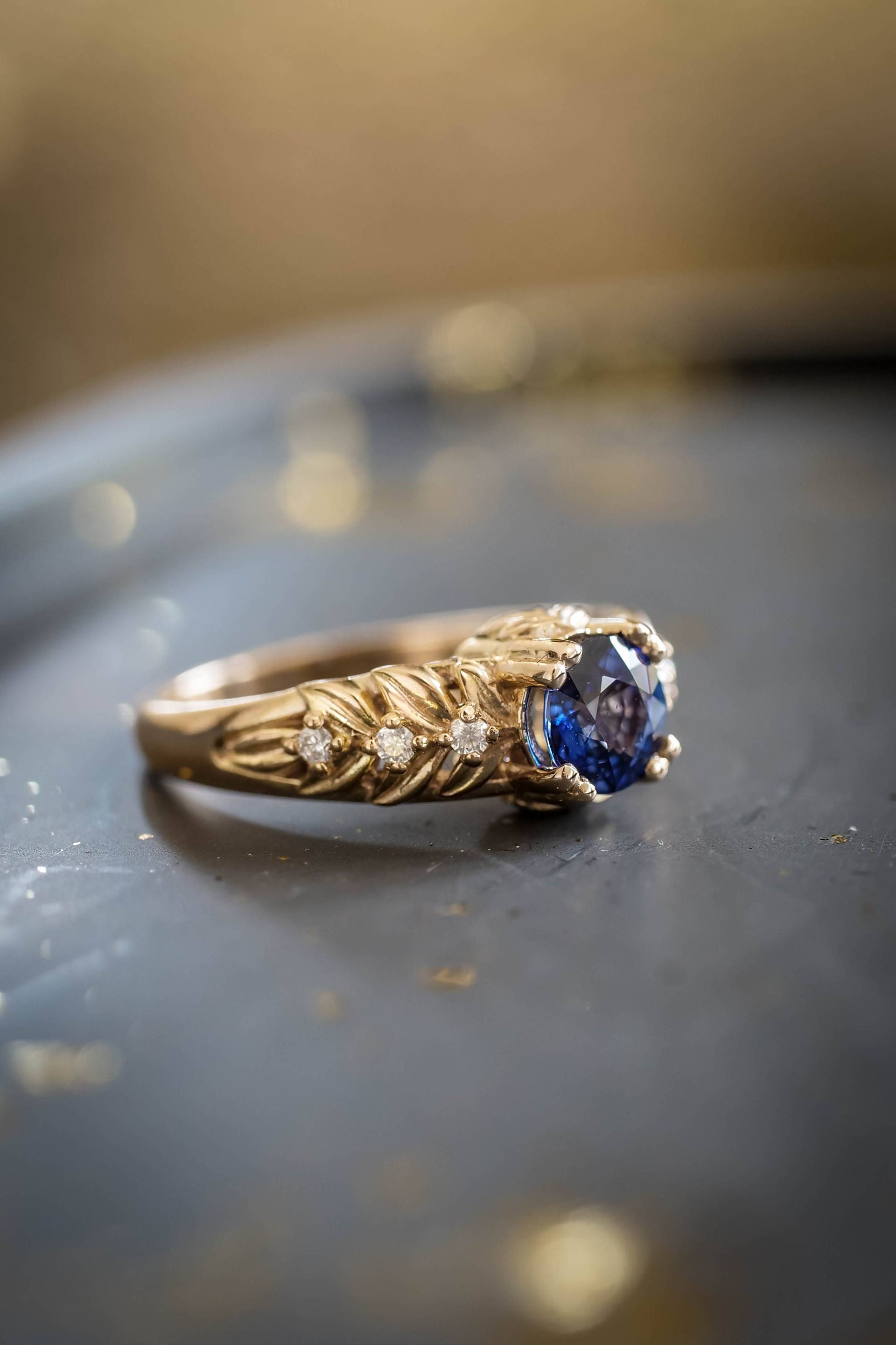 Natürlicher Saphir Ring Mit Blättern Und Winzigen Diamanten, Natur Inspirierter Alternativer Verlobungsring, Dunkelblauer 14K Oder 18K Gold von EdenGardenJewelry