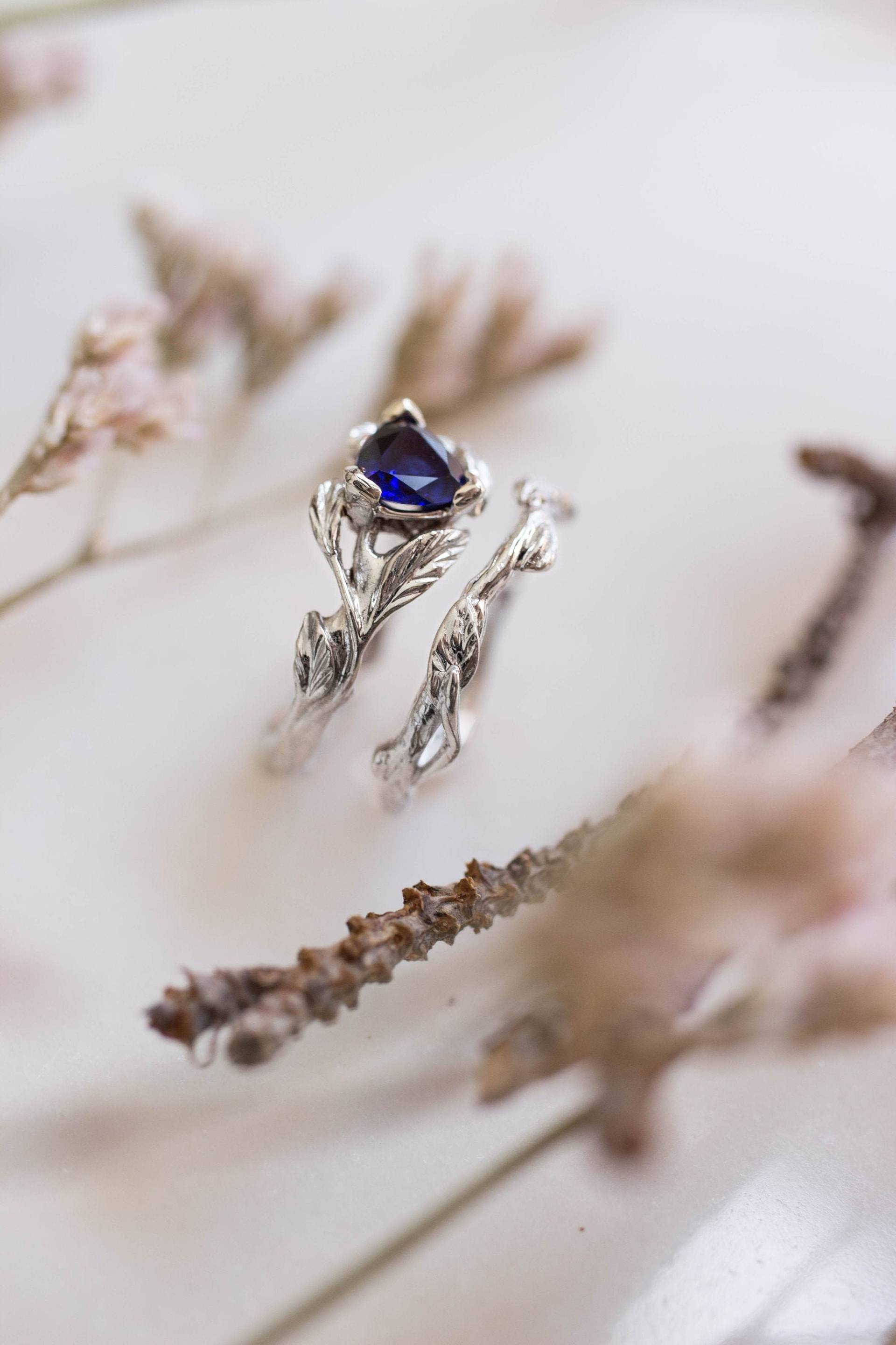 Saphir Ehering Set, Verlobungsring, Braut Ring Blatt Ring, Ast Natur Blauer Trillion Cut von EdenGardenJewelry