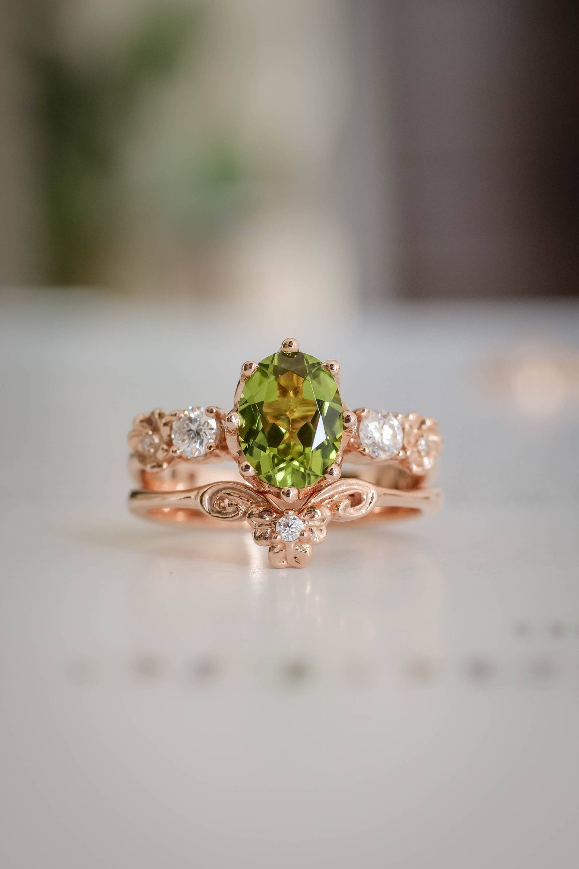 Von Der Natur Inspirierte Verlobungsringe - Peridot Ovaler Verlobungsring Mit Seitlichen Diamanten, Winzigem Floralen Peridotring Und Trauringschutz von EdenGardenJewelry