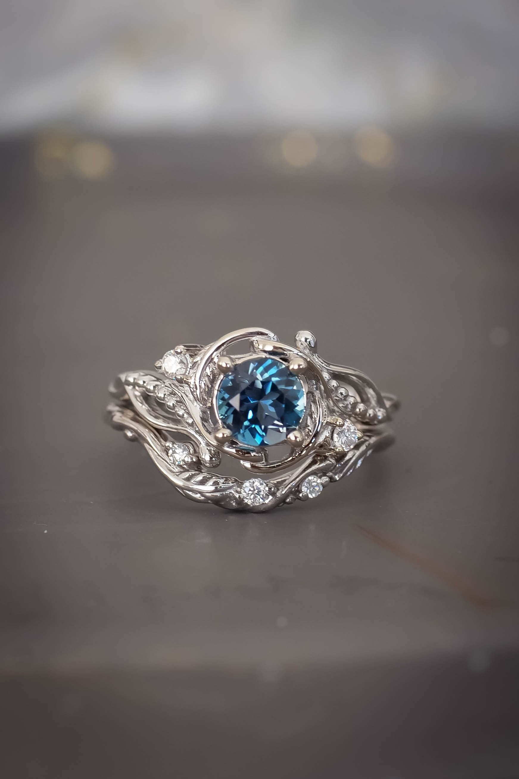 Von Der Natur Inspirierter Blauer Topas Verlobungsring Set, London Blautopas Diamant Ringe, Weißgold Zweig 0, 85 Ct von EdenGardenJewelry