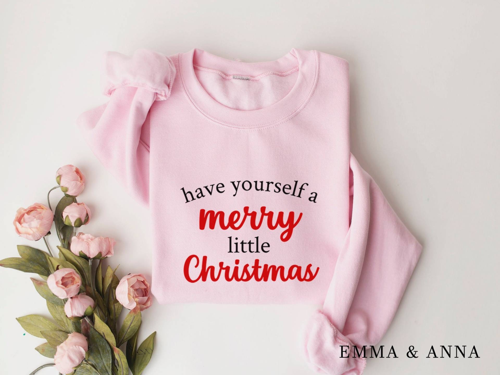 Have Yourself A Merry Little Christmas Sweatshirt, Weihnachtshemden, Weihnachtsbekleidung, Weihnachtspullover, Crewneck Sweatshirt von EmmaandAnnaApparel