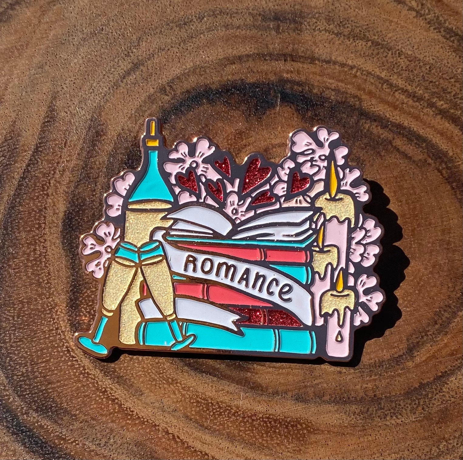 Romanze Bücher Stapel Soft Enamel Pin Bücherwurm Merch Leser Geschenke Buch Genre Glitter Romanze Bücher Stapel Soft Enamel Pin Bücherwurm Merch Leser Geschenke Buch Genre Glitter von EnchantedExtrasbyBri