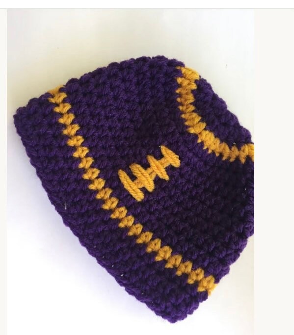 Lsu Baby Mütze, Gehäkelte Neugeborene Bis Kleinkind Häkelmütze, Fan Lila Und Gold Foto Requisite Fußball Mütze von EverythingsSewMom