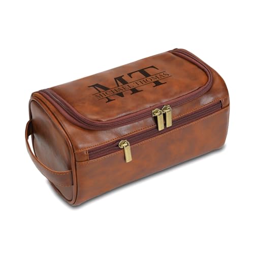 Extrabily Personalisierte Leder-Kulturbeutel für Herren, Quadratische Tasche – Schnitzerei, Retro Extrabily Personalisierte Leder-Kulturbeutel für Herren, Quadratische Tasche – Schnitzerei, Retro von Extrabily