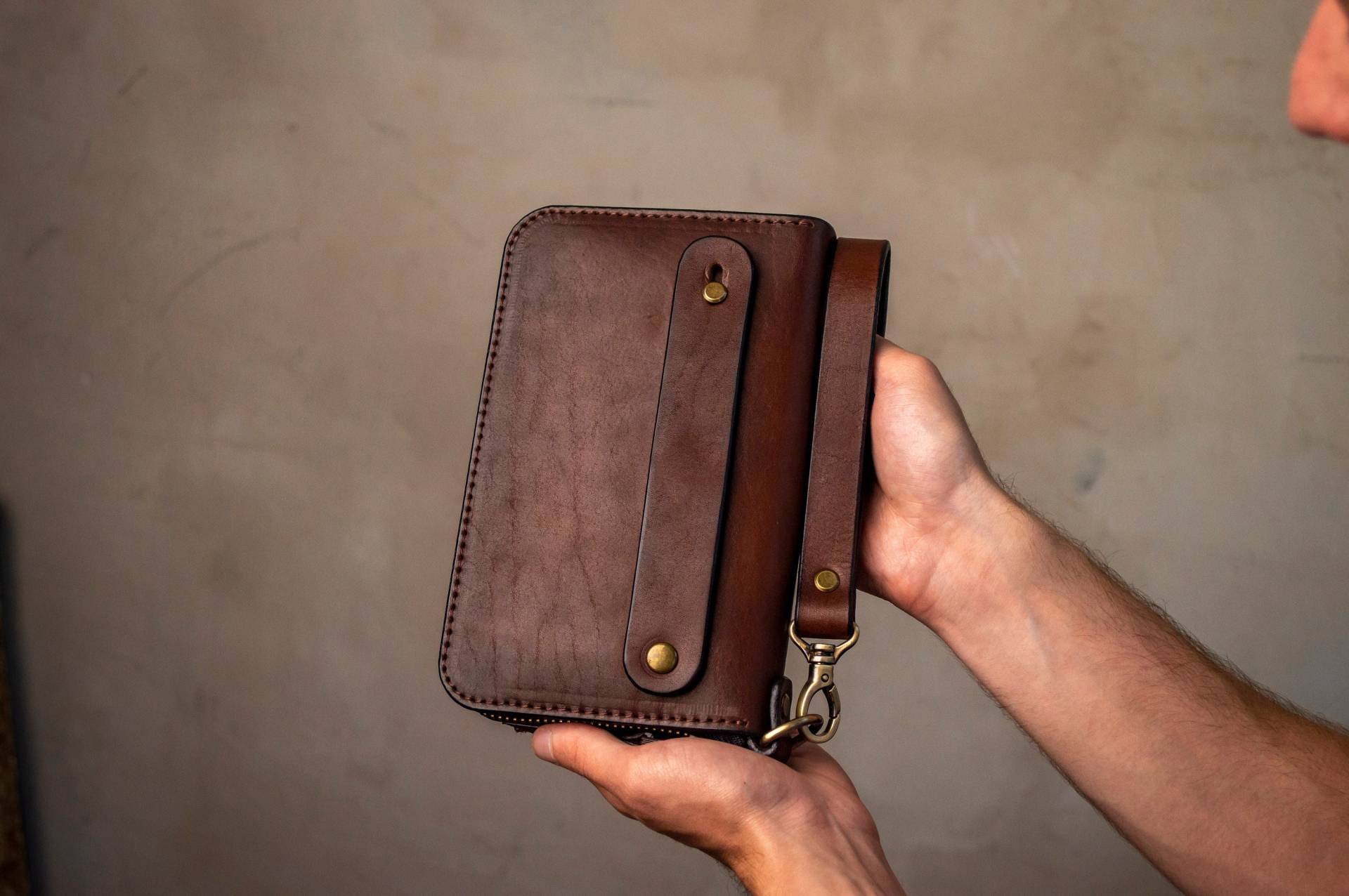 Personalisierte Leder-Clutch, Vollnarbenleder-Clutch, Cognac-Herren-Leder-Geldbörse, Reißverschluss-Geldbörse, Handgelenktasche von FavorovLeatherStudio