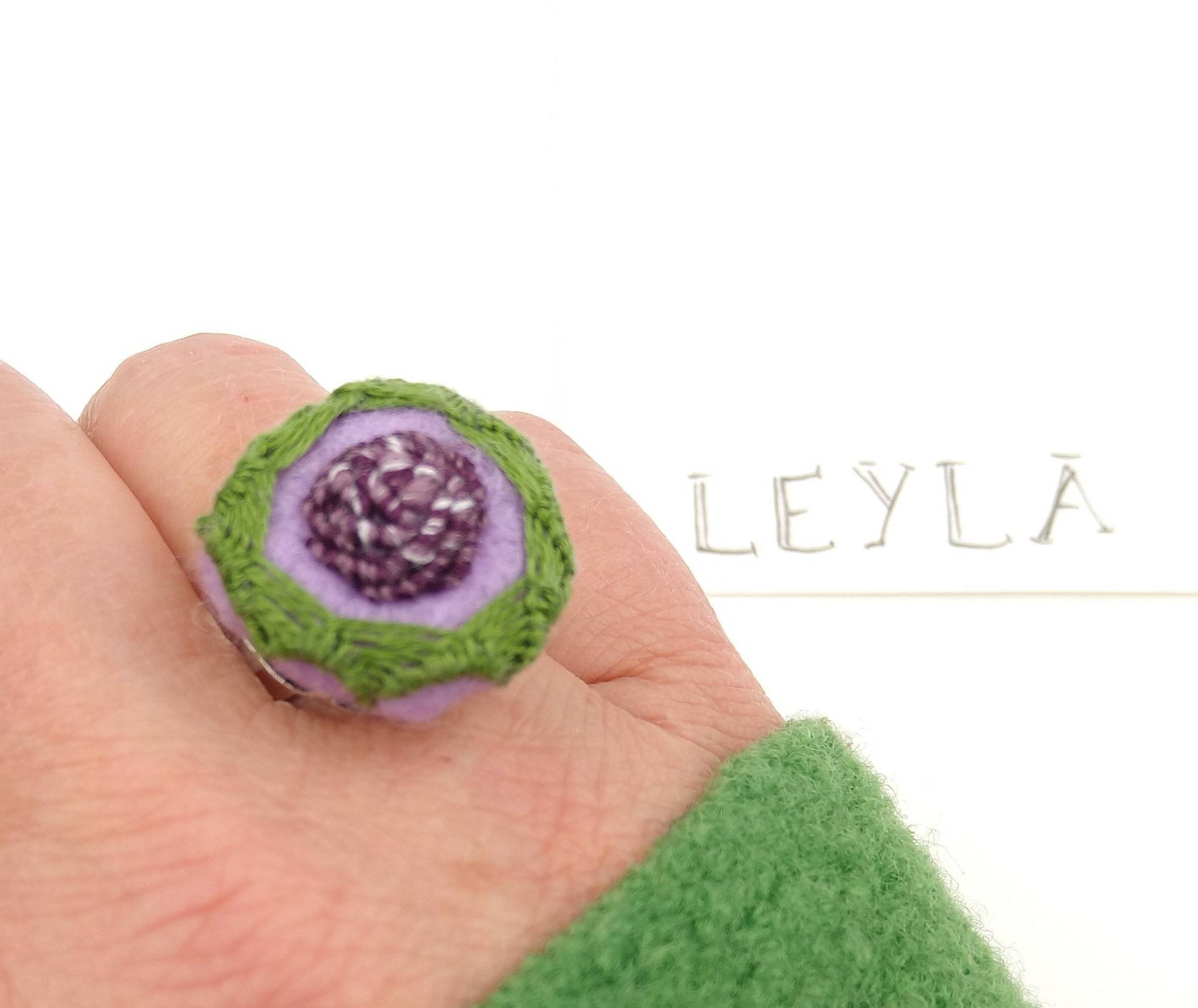 Filzring "Leyla" Mit Stickerei, Fingerweite Verstellbar, Handmade Im Eigenen Atelier Gefilzt Merinowolle Und Aufwändig Bestickt Garn Filzring "Leyla" Mit Stickerei, Fingerweite Verstellbar, Handmade Im Eigenen Atelier Gefilzt Merinowolle Und Aufwändig Bestickt Garn von FilzgartenShop
