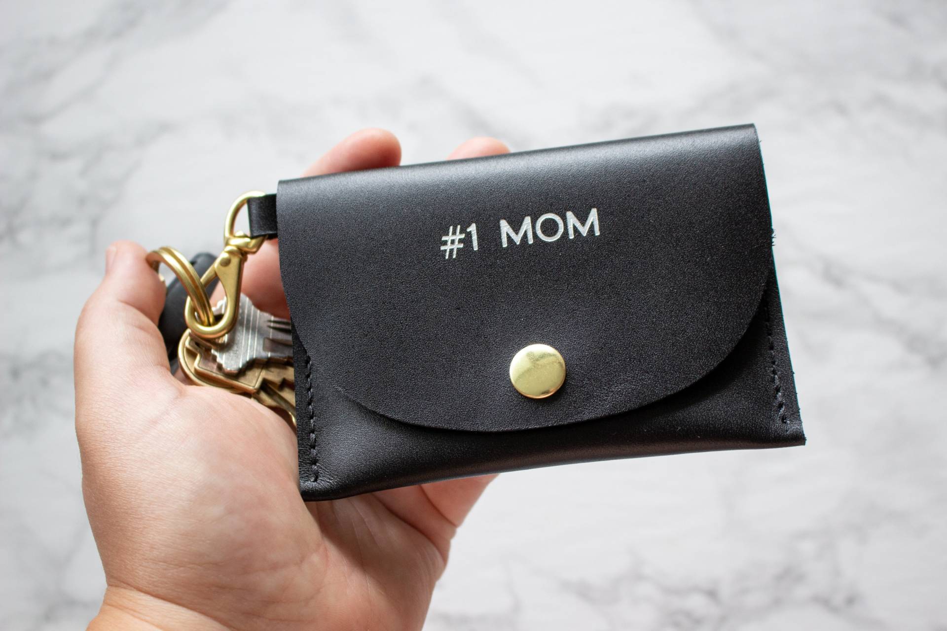 Monogramm Leder Kreditkartenetui - Personalisierte Mama Brieftasche Schlüsselanhänger Angepasst Schwarzes Prägung Armband Geschenk Frau von FitzyDesign