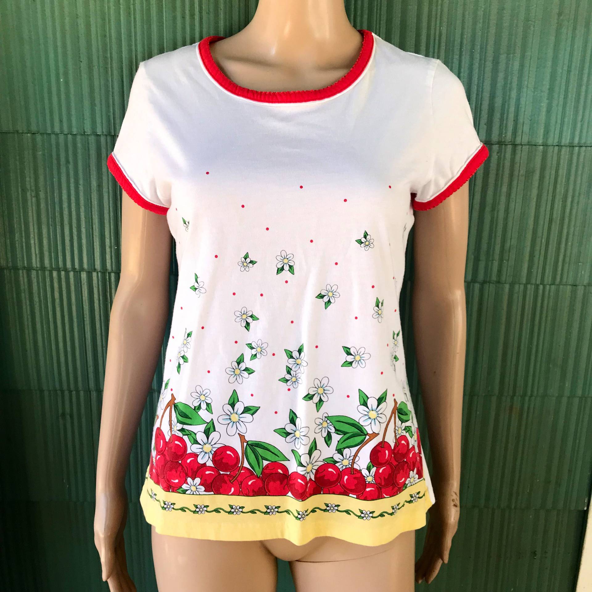 Vintage 90Er Jahre Weiß Mit Rotem Kirschdruck Baumwolle Babydoll Tshirt Top Dream Wear Von Mary Engelbreit Größe Medium Vintage 90Er Jahre Weiß Mit Rotem Kirschdruck Baumwolle Babydoll Tshirt Top Dream Wear Von Mary Engelbreit Größe Medium von FossilizedFeather