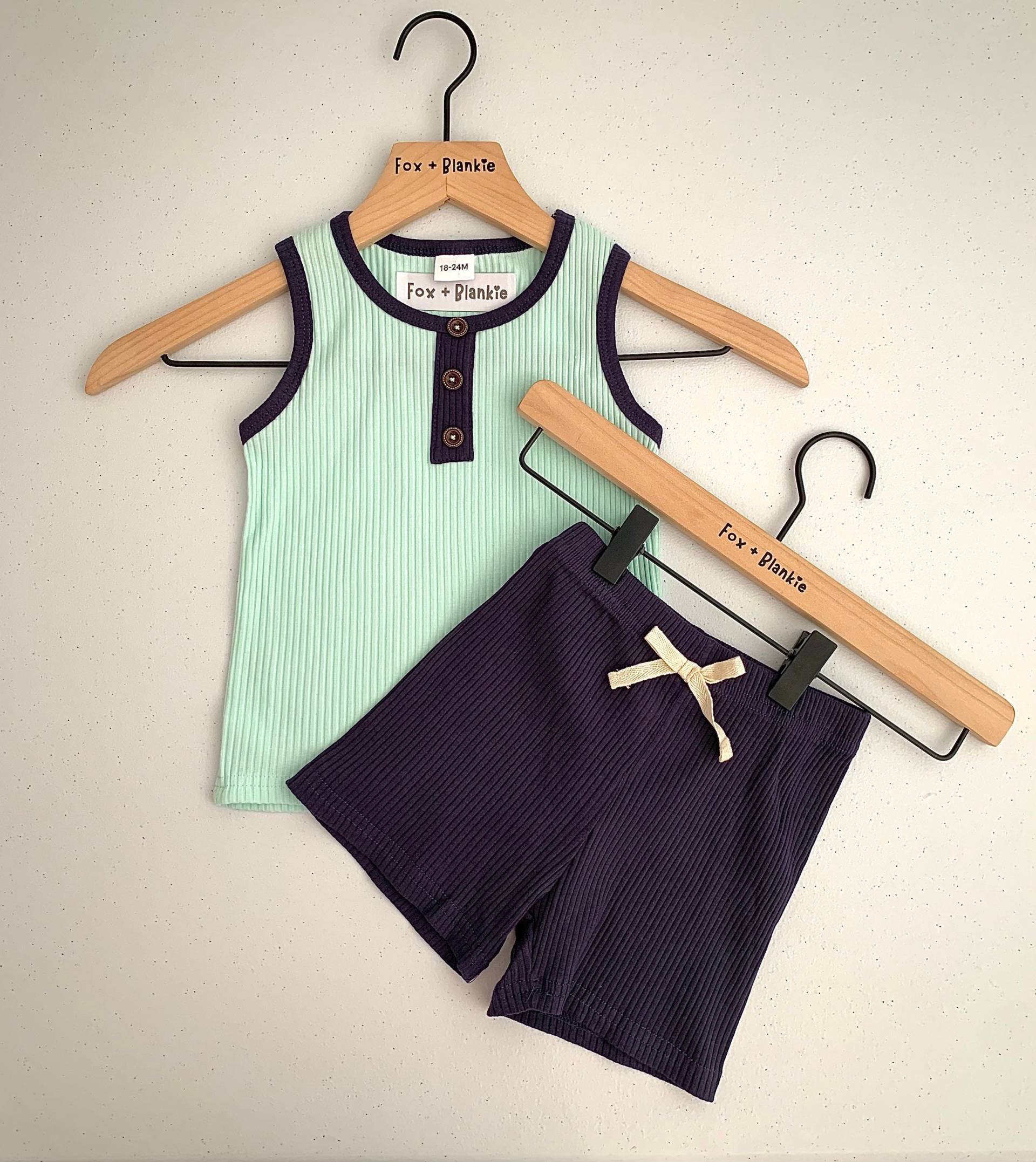 Baby Jungen Kleinkind Teal Tank Top Mit Navy Gummibund Shorts Set | Muskelshirt Sommer Shirt Und Hose Outfit Junge Geschenk von FoxandBlankie