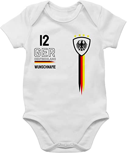 Baby Body Junge Mädchen - 2024 Fussball EM Fanartikel - Deutschland WM Trikot Farben - 12/18 Monate - Weiß - für fußball deutschland-trikot bodys strampler fußball-fanartikel germany von Geschenk mit Namen personalisiert by Shirtracer