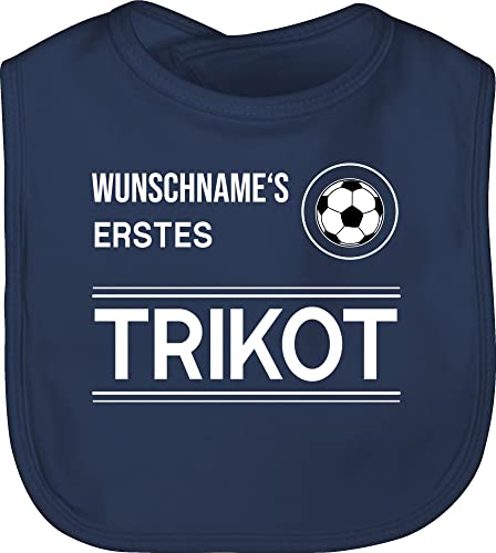 Baby Lätzchen - 2024 Fussball EM Fanartikel - Wunschname's erstes Trikot - weiß - Unisize - Navy Blau - fußball latz wm babylatz europa-meisterschaft personalisiertes personalisierter 24 europa von Geschenk mit Namen personalisiert by Shirtracer