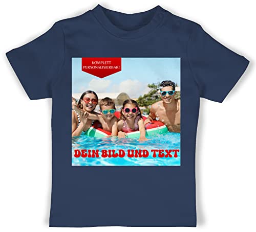 Baby T-Shirt Mädchen Jungen - Bild - Eigenem Foto - 1/3 Monate - Navy Blau - Schrift und Text von Sich Drauf selbst gestalten für Geburtstag Bedrucken zum selber Aufdruck eigenes Namen. Design von Geschenk mit Namen personalisiert by Shirtracer