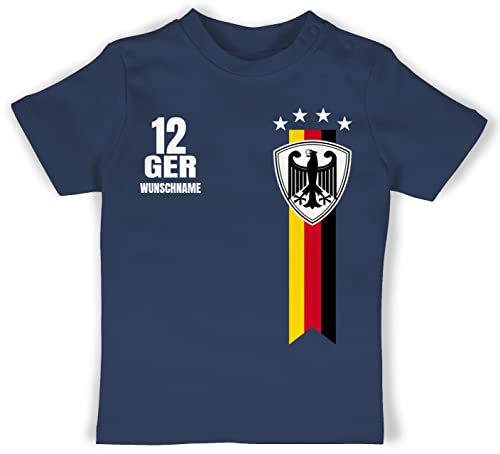 Baby T-Shirt Mädchen Jungen - 2024 Fussball EM Fanartikel - Germany WM Fan Deutschland - 6/12 Monate - Navy Blau - t Shirt Kinder personalisierte fußball Nummer Geschenke fu Ball Trikots von Geschenk mit Namen personalisiert by Shirtracer