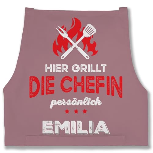 Schürze - Grillschürze Damen - Hier grillt die Chefin persönlich mit Name - Lustig Grillen Frauen - 85x69 - Rosa - bäckerschürzen männer von Geschenk mit Namen personalisiert by Shirtracer