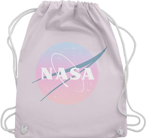 Geschenk mit Namen personalisiert by Shirtracer Turnbeutel Rucksack - Weltall Weltraum - Nasa Logo - Unisize - Pastell Rosa - astronaut planeten astronauten rakete von Geschenk mit Namen personalisiert by Shirtracer