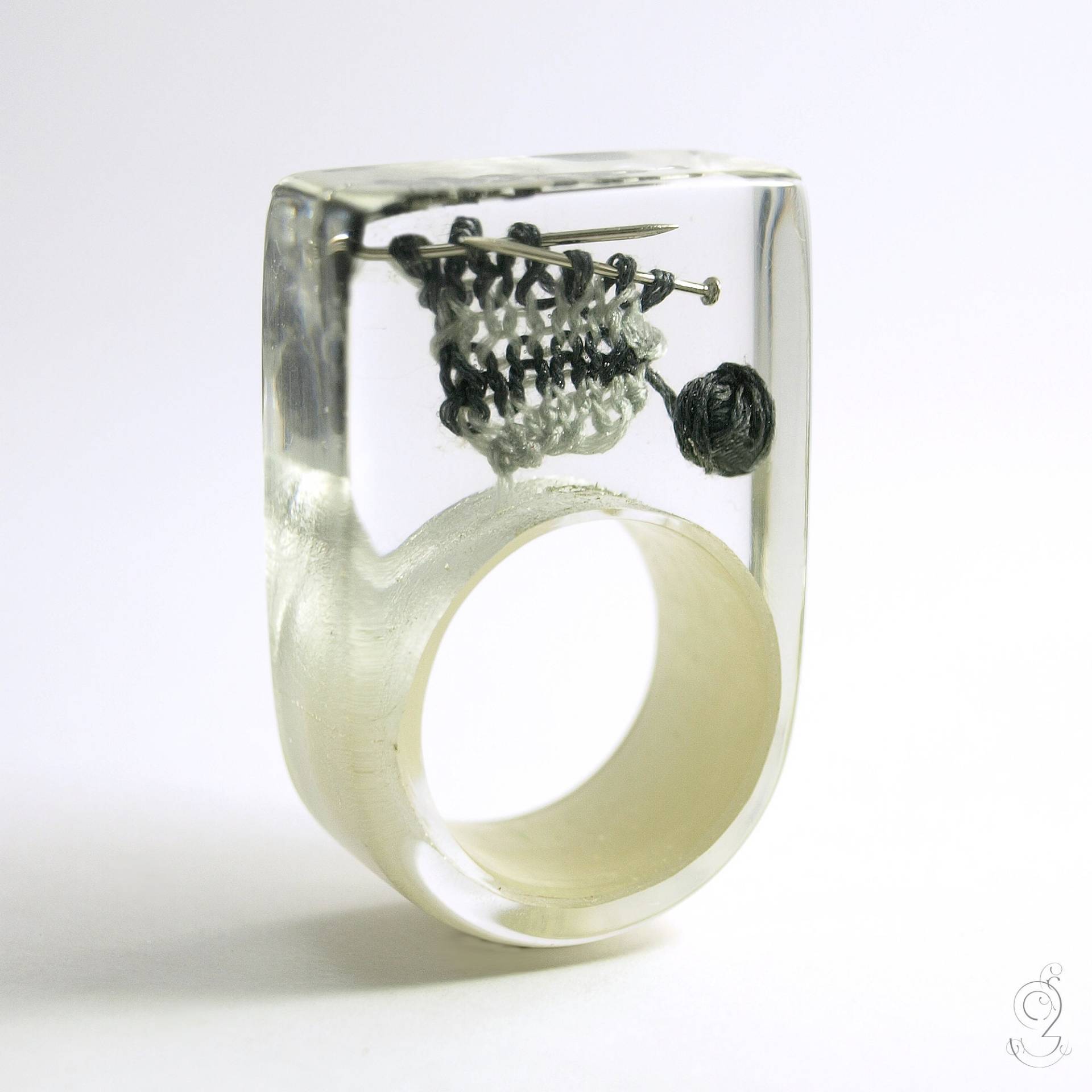 Ring Strickzeug - Außergewöhnlicher Strick-Ring Mit Grau Gestrickter Wolle Und Stricknadeln Auf Einem Blattweißgold in Epoxidharz Ring Strickzeug - Außergewöhnlicher Strick-Ring Mit Grau Gestrickter Wolle Und Stricknadeln Auf Einem Blattweißgold in Epoxidharz von GeschmeideUnterTeck