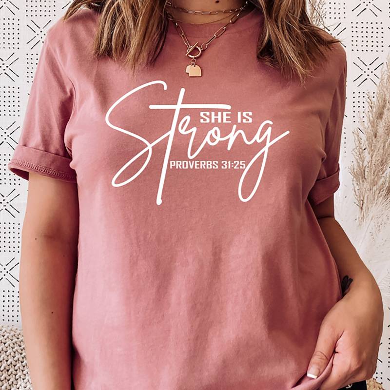 Sie Ist Stark Shirt, Motivations-T-Shirt, Stong-Frauen-Shirt, Feminismus, Christliches Tshirt, Ermächtigte Frauen, Girl-Power, Starkes Mama-Shirt von GirliesGalore