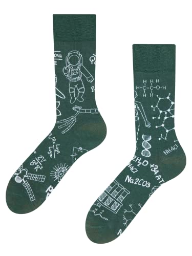 Dedoles Socken Unisex Damen Herren & Kinder Baumwolle viele lustige Designs 1 Paar Geschenk links rechts verschieden, Farbe Grün, Motiv Physik gegen Chemie, Gr. 39-42 von Dedoles