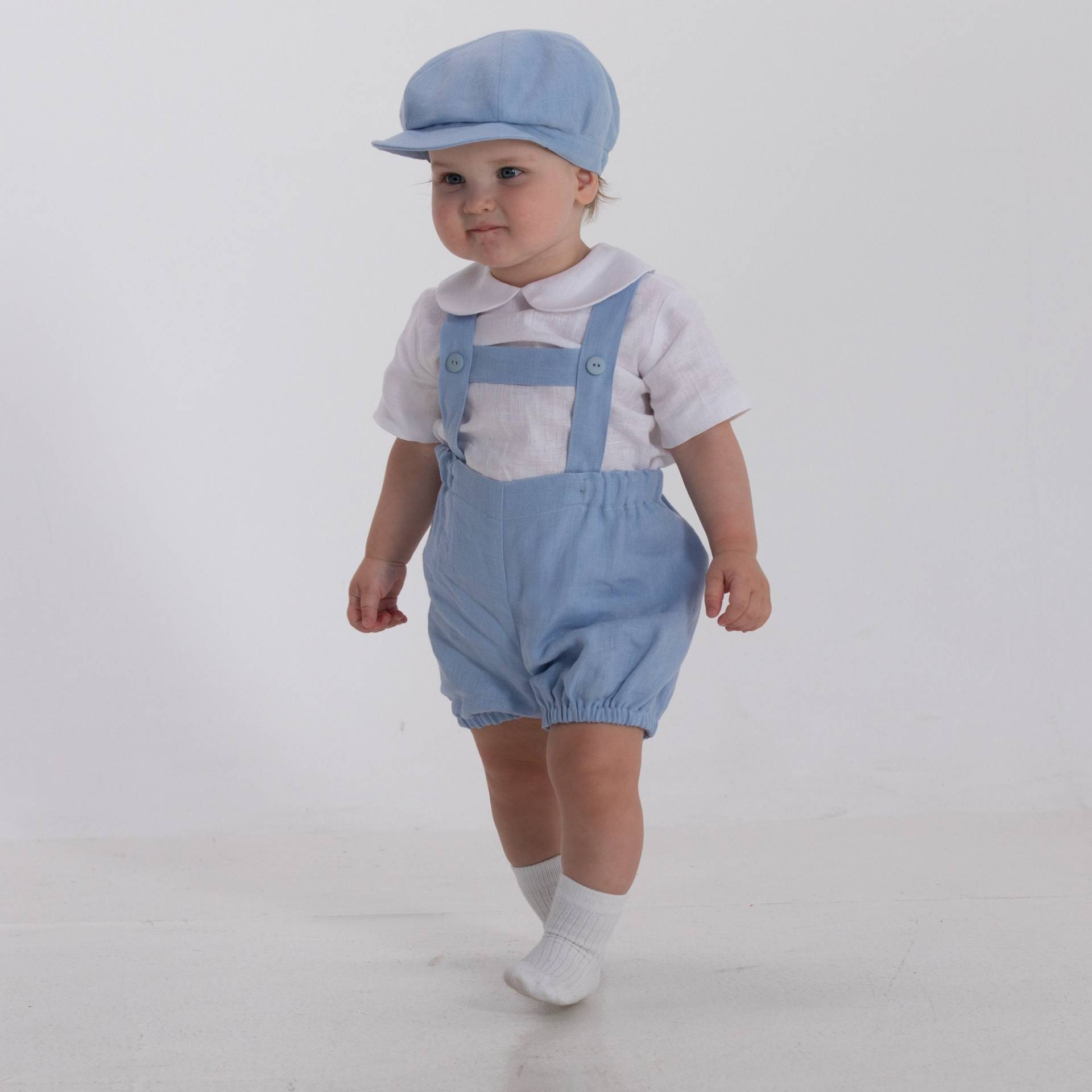 Taufe Jungen Outfit Hellblaue Leinen Bubble Shorts Mit Hosenträger Schiebermütze Weißes Hemd Baby Naturanzug Bubikragen von Graccia