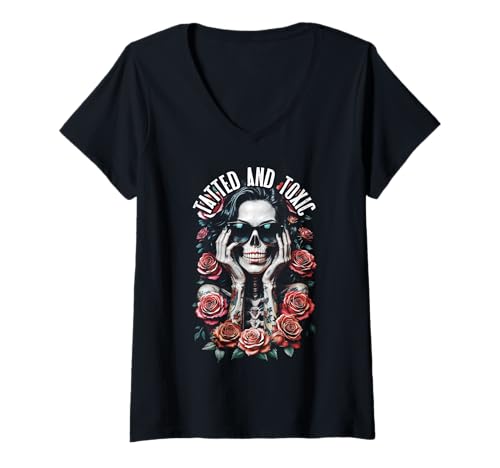 Damen Tatted And Toxic Gothic Tattooed Skelett Girl Roses Ink T-Shirt mit V-Ausschnitt Damen Tatted And Toxic Gothic Tattooed Skelett Girl Roses Ink T-Shirt mit V-Ausschnitt von Grandio Design Tattooed Inked Tattoo Artist Gifts