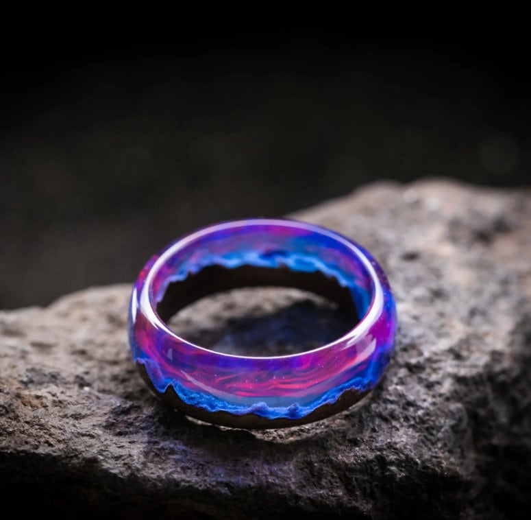 Handgemachter Ring Aus Resin Männer Mit Berglandschaft| Holz Harz Frauen|Glow Schmuck Holzring| Norwegen Lichter| Holzband Modeschmuck von GreenWoodEpoxyCo