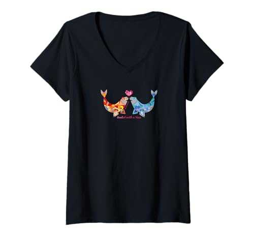 Damen Sealed with a Kiss T-Shirt mit V-Ausschnitt Damen Sealed with a Kiss T-Shirt mit V-Ausschnitt von HOUSE OF TURNOWSKY APPAREL