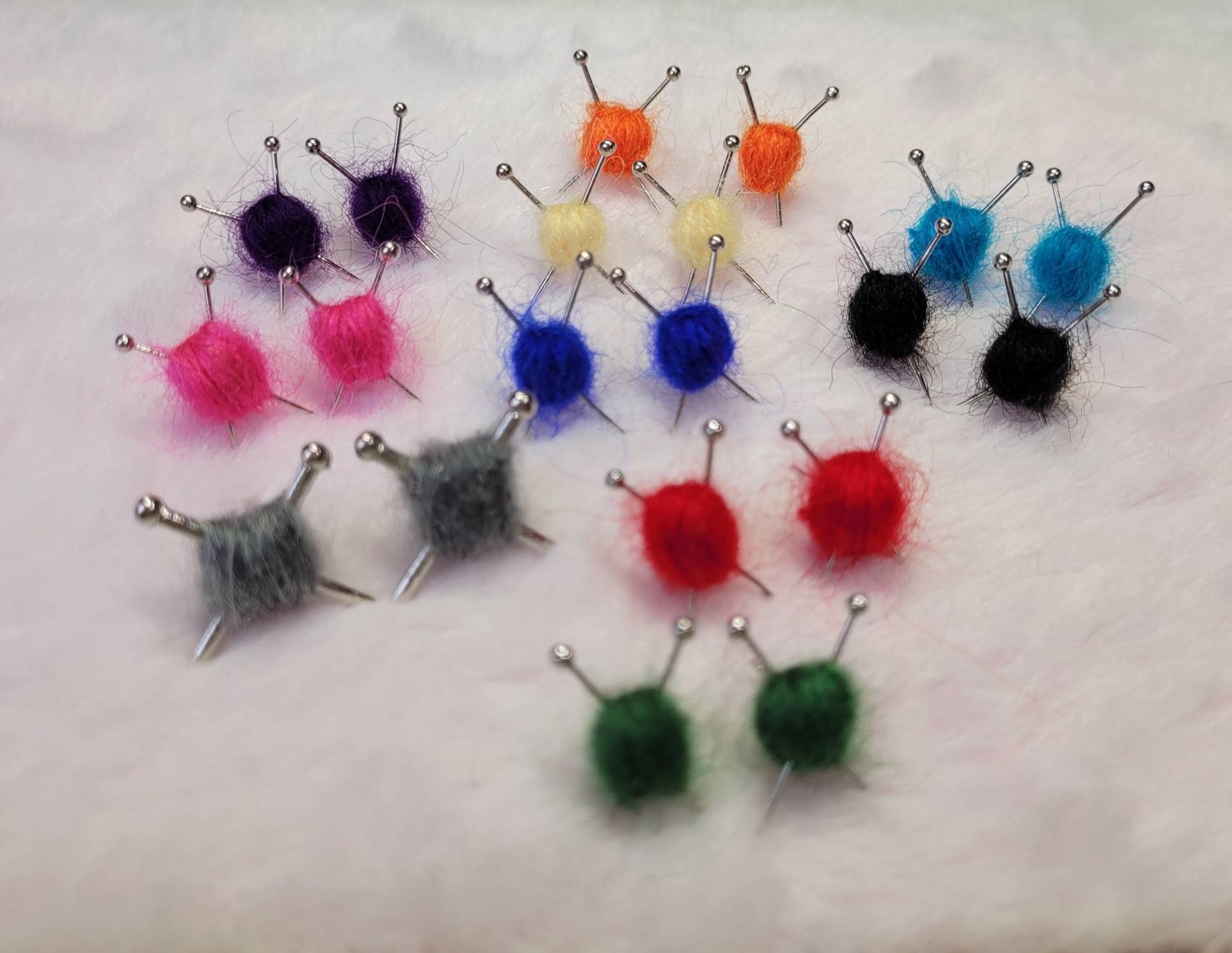 stricknadel-Ohrstecker Mit Echter Wolle stricknadel-Ohrstecker Mit Echter Wolle von HanneDolls