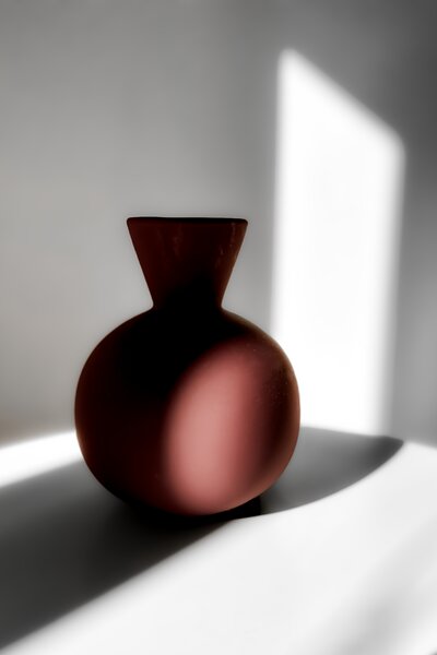 Heimart Impress Fine Art Druck / Monochrom Fotografie - Stillleben mit Vase / Kunstdruck / Wanddekoration von Heimart Impress