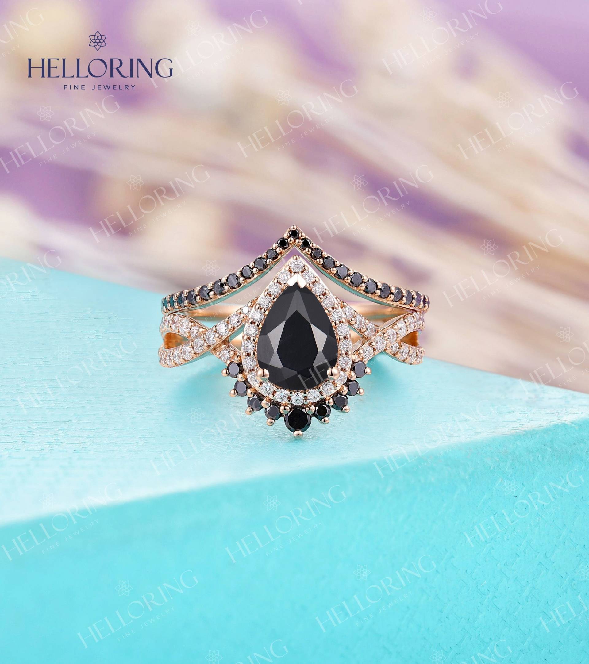 Vintage Halo Birne Schwarz Onyx Verlobungsring Rose Gold Twisted Ring Halbe Ewigkeit Ebnen Band Gebogener Schwarzer Diamant Ehering, Prong Set von HelloRing