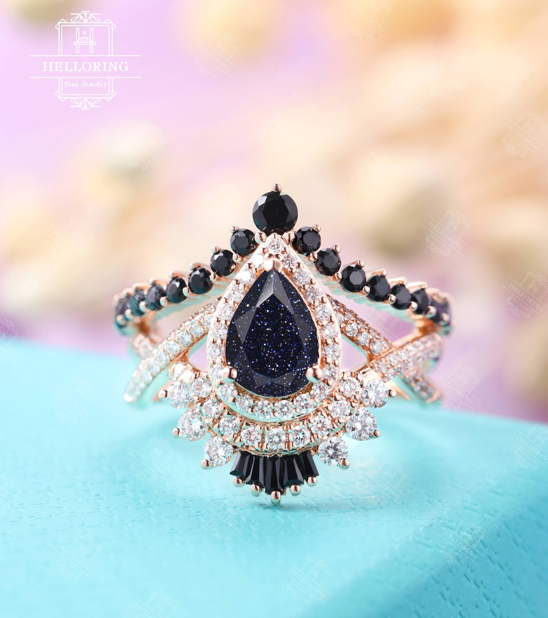 Vintage Pear Shaped Lab Blue Sandstone Verlobungsring Schwarzer Diamant Moissanit Gedreht Band Black Onyx Art Deco Jubiläumsring von HelloRing