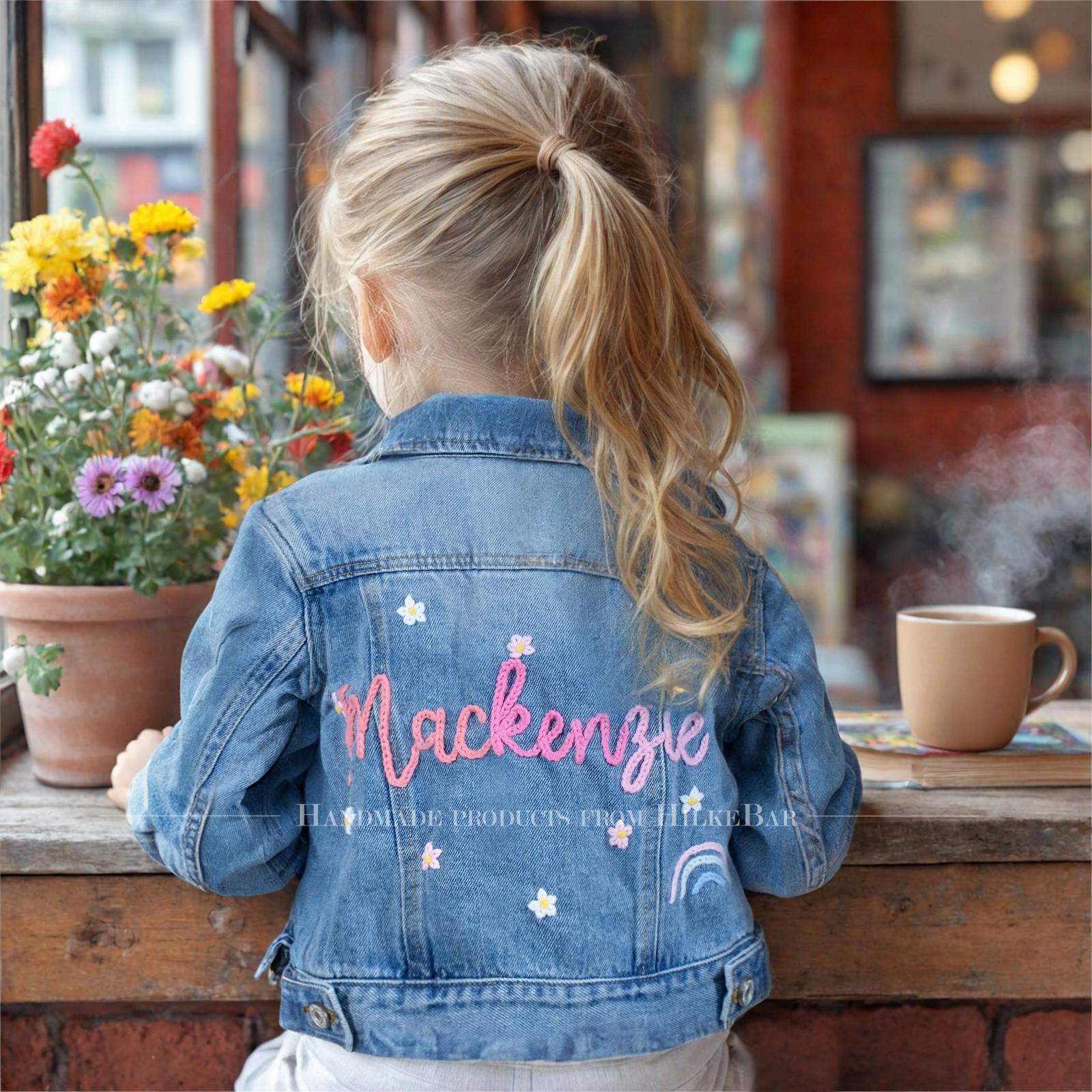Individuell Bestickte Jeansjacke Für Babys & Kleinkinder | Personalisierte Name Jacke Babypartygeschenk Und Geburtstags-Andenken Individuell Bestickte Jeansjacke Für Babys & Kleinkinder | Personalisierte Name Jacke Babypartygeschenk Und Geburtstags-Andenken von HilkeBar