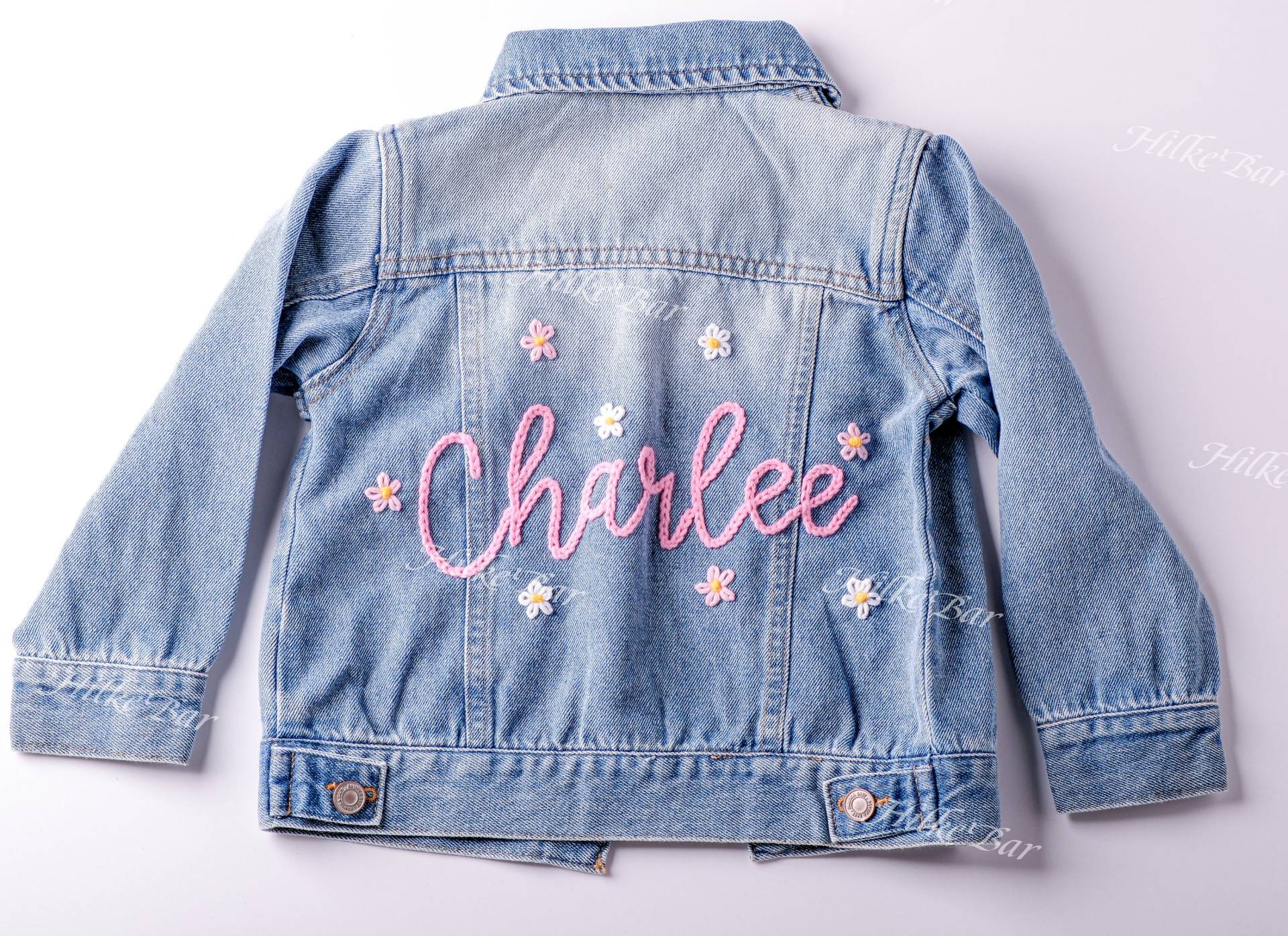 Personalisierte Handbestickte Jeansjacke Für Kleinkinder Verschönern Sie Die Garderobe Ihres Babys Mit Stil von HilkeBar