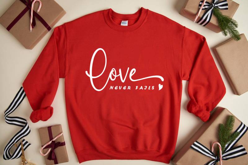 Love Never Fails Sweatshirt, Valentinstag, Shirt, Valentinstag Zitat, Retro Happy Valentines, Quote, Valentines Geschenk von HollyGambleStore