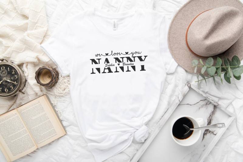 Nanny We Love You Shirt, Oma Geschenk Für Muttertag, Geburtstag Geschenkidee, Geschenke, Beste Ever, Familien Geschenk von HollyGambleStore