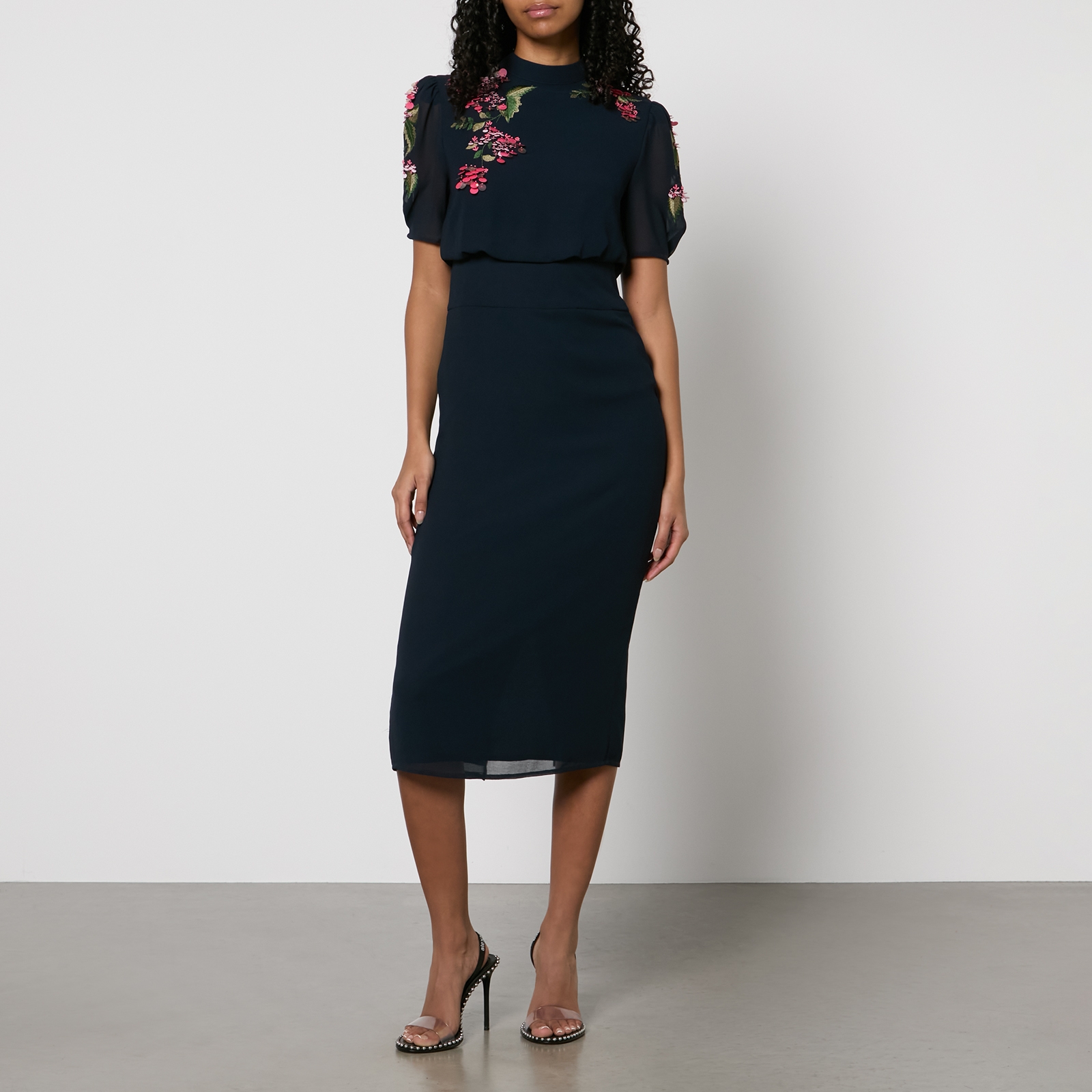 Hope & Ivy Ciara Embroidered Chiffon Pencil Midi Dress - UK 10 von Hope & Ivy