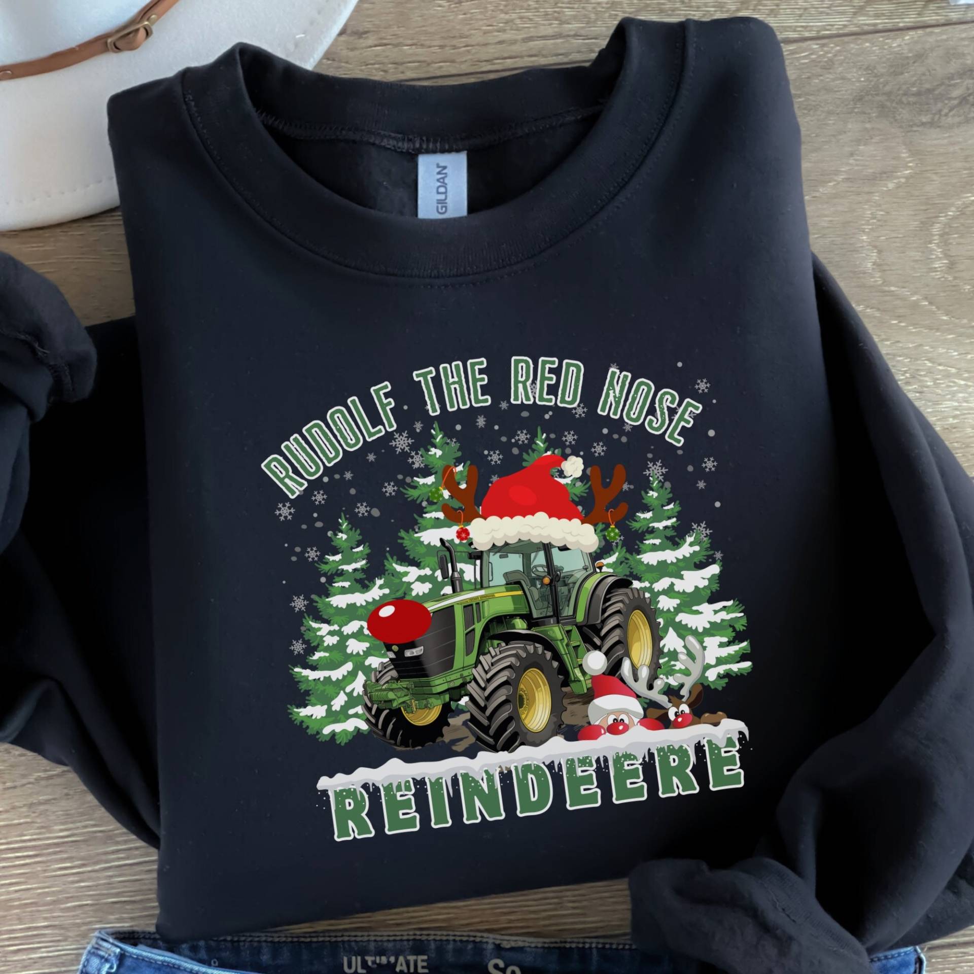 Farmer Christmas Sweater - Hochwertiger Grüner Traktor Sweatshirt, Geschenk Für Farmer, Rudolf Die Rote Nase Rentier, Traktorliebhaber von ImagineItCorner