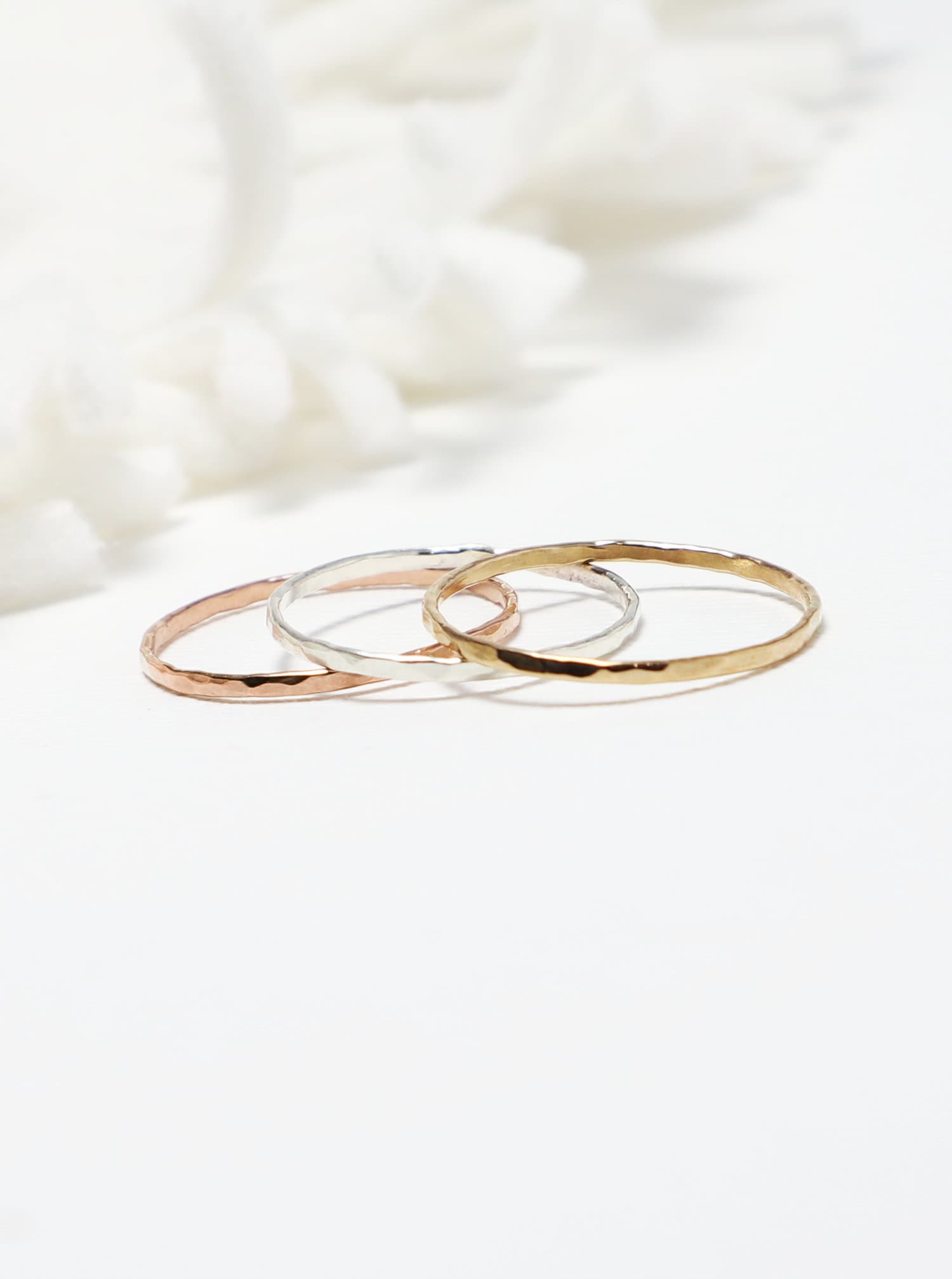 Dünne Gold & Silber Ring Set Von 3, Gehämmerte Daumen Ringe Für Frauen, Einfach Zierlich Zart, Minimalistisch Mixed Metall Stapelring | Fröhlichkeit von IrresistiblyMinimal