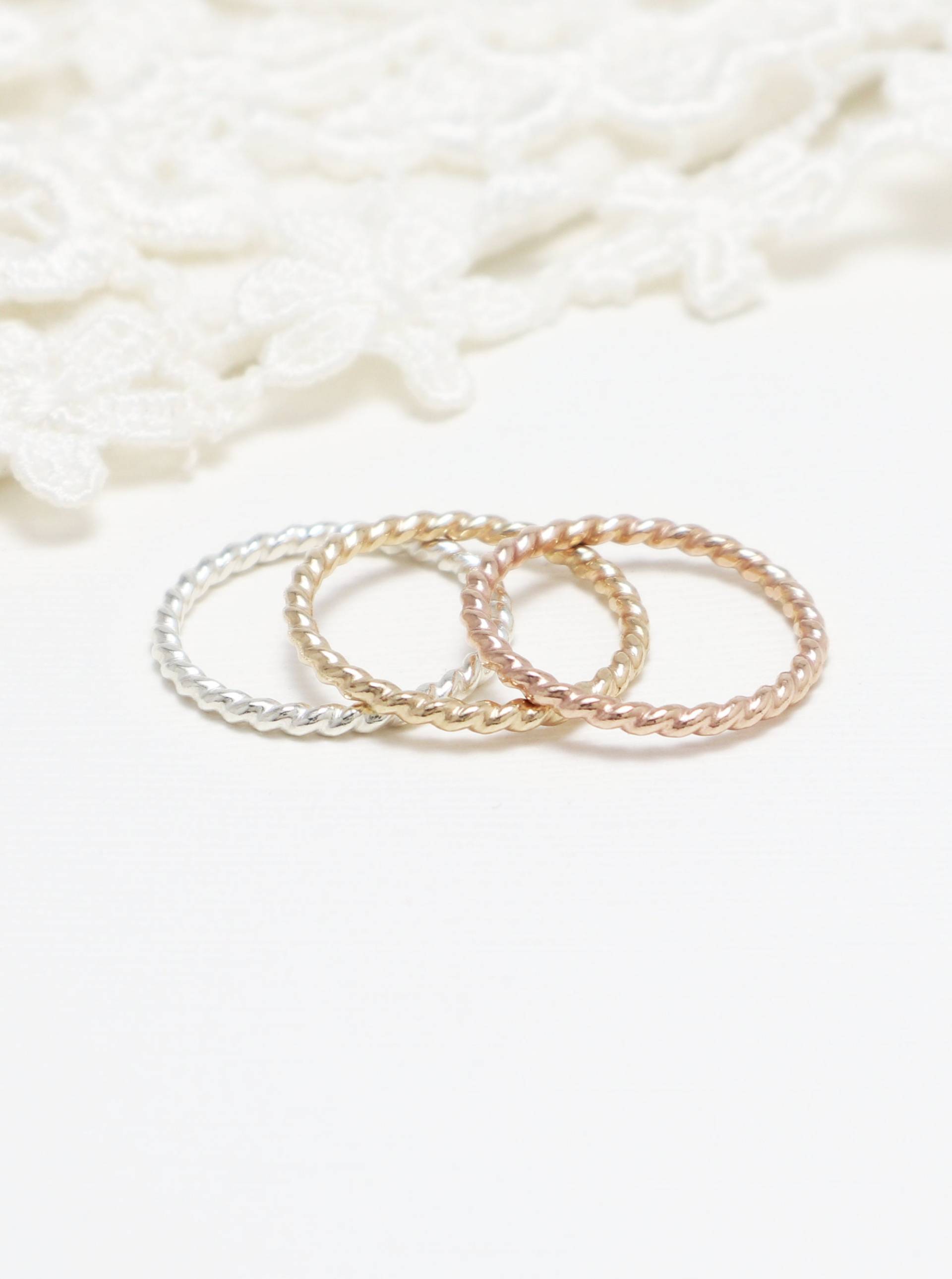 Dünner Gold Twist Stapelring, Daumenringe Für Frauen, Zarter Ring, Zierliches Versprechen, Verlobung, Ehering | Optimismus Ringe von IrresistiblyMinimal