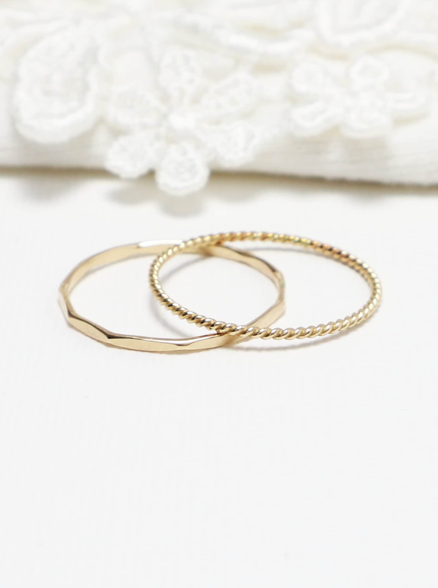 Dünner Goldring Im 2Er-Set, Goldringe Für Frauen, Gold-Twist-Ring, Gold-Facettenring, Zierlicher Daumen-stapelring Mit Goldfüllung | Freudenringe von IrresistiblyMinimal