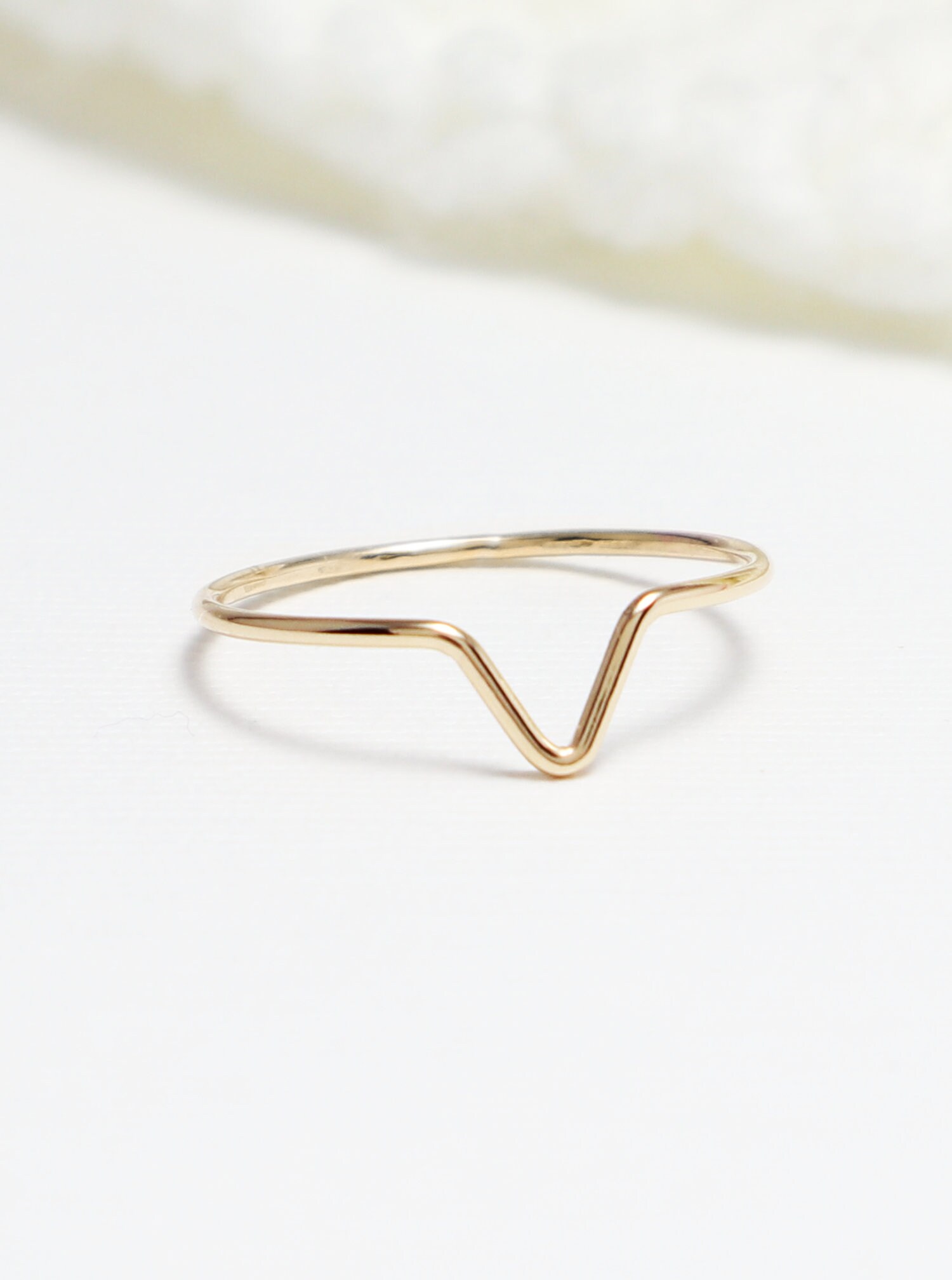 Super Dünner Gold Chevron V Ring, Daumen Ringe Für Frauen, Geschwungener Zierlicher Zarter Ring Wellenring, Stapelring | Moxie von IrresistiblyMinimal