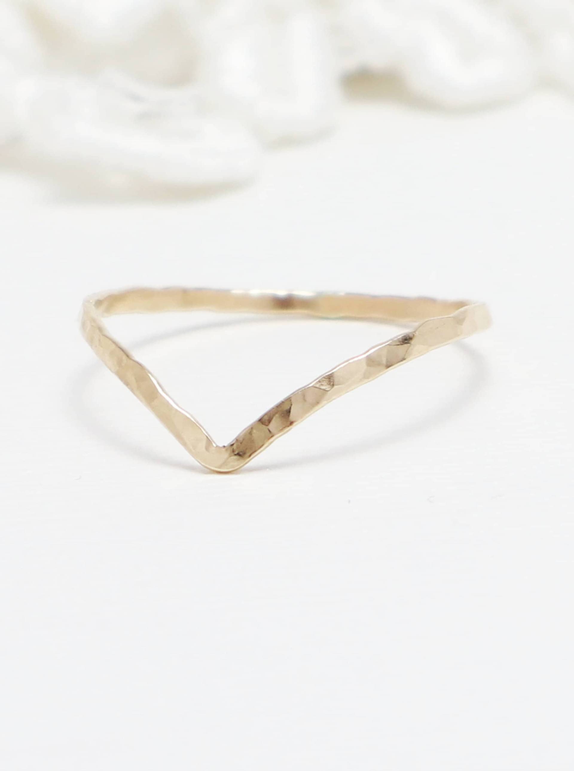 Super Dünner Gold Gehämmerter Chevron-Ring, Gold-V-Ring, Zierliche Gefüllte Ring, 14K Goldringe Für Frauen, Zarter Daumenring | Esprit Ring von IrresistiblyMinimal