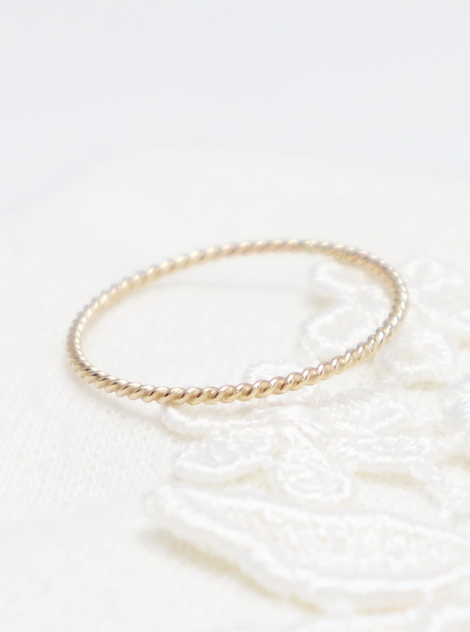 Superdünner Gold-Twist-Ring, Goldringe Für Frauen, Schlichter Stapelring, Zierlicher Ring, Zarter Daumenring, Midi-Ring | Optimismus-Ring von IrresistiblyMinimal