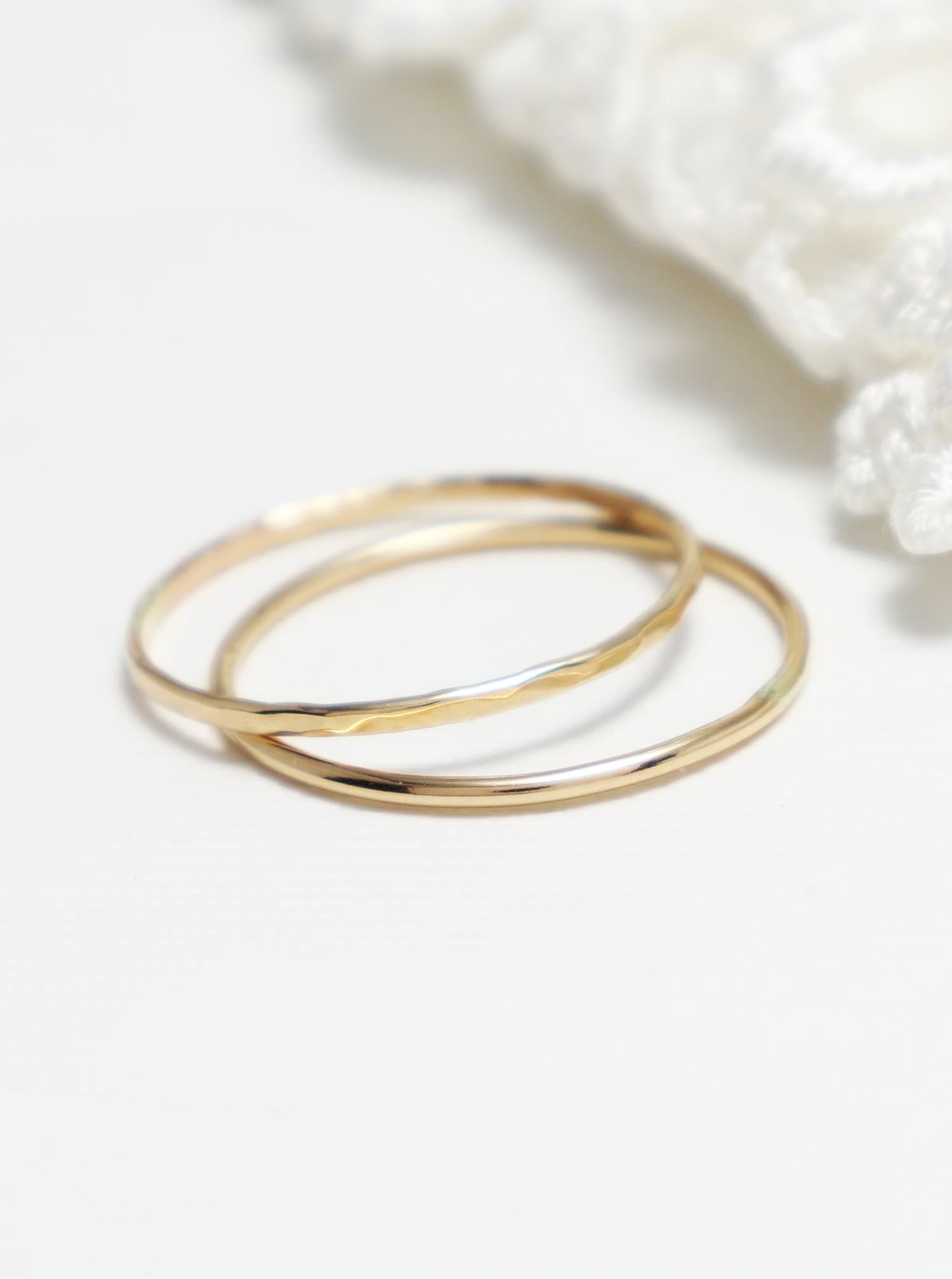 Super Dünner Goldring 2Er Set, Gehämmert, Glatt, Goldringe Für Frauen, Zierlicher Daumenring, 14K Gold Gefüllter Stapelring | Nirvana Ringe von IrresistiblyMinimal