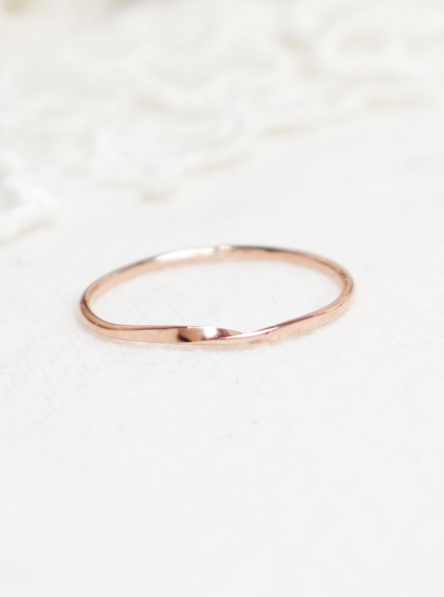 Super Dünner Möbius Ring, Daumenringe Für Frauen, Zierliche Eheringe, Verlobungsring, Versprechensring, Twist 14K Ring | Einheitsring von IrresistiblyMinimal