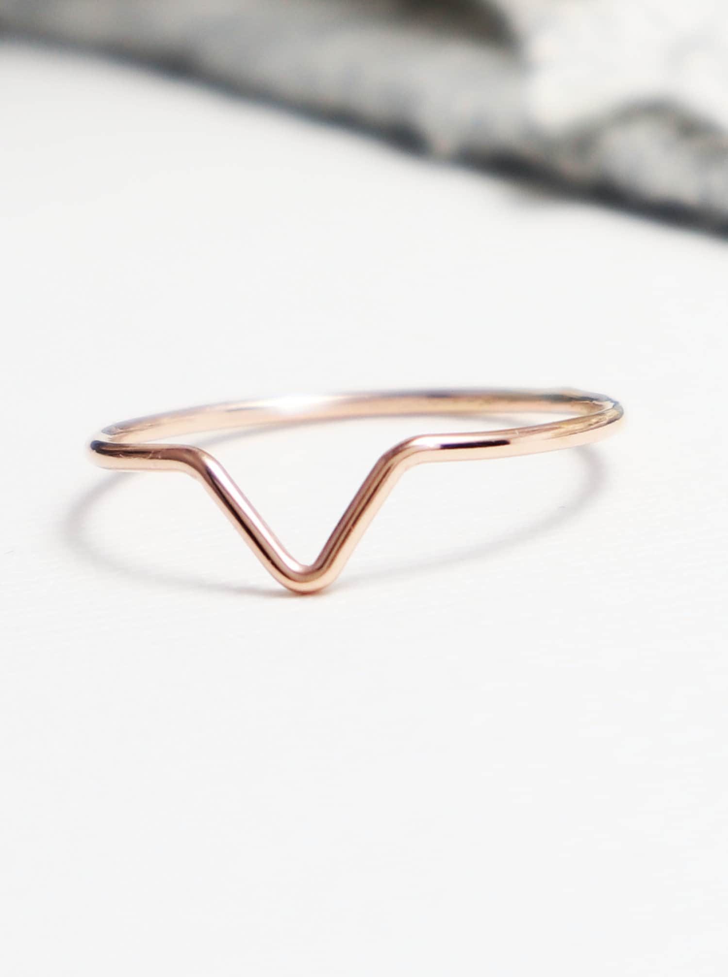 Superdünner Chevron-V-Ring Aus Roségold, Goldringe Für Frauen, Gebogener Ring, Daumenring, Zierlicher Wellenring, Zarter Roségold | Moxie-Ring von IrresistiblyMinimal