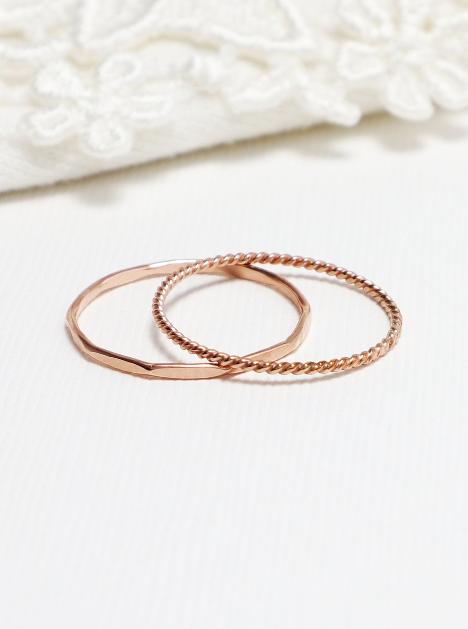 Super Dünner Rosegold Ring 2Er Set, Goldringe Für Frauen, Facettiert, Twist, Daumenring, Einfache Stapelung Zierlicher Rosegoldring | Gladness-Ringe von IrresistiblyMinimal