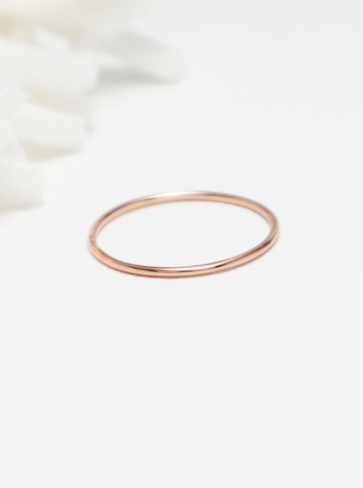 Superdünner Roségoldring, Schlichte Ringe Für Frauen, Zierlicher Schmaler Stapelring, 14K Daumenring | Glücksring von IrresistiblyMinimal